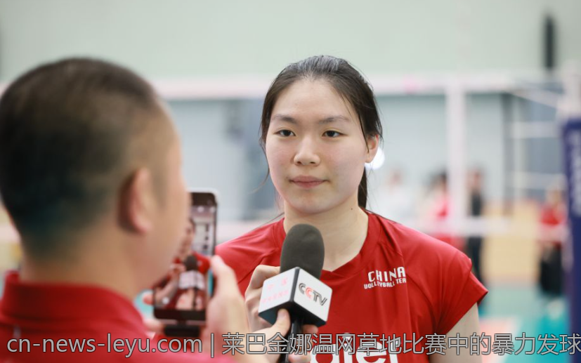 莱巴金娜温网草地比赛中的暴力发球瞬间